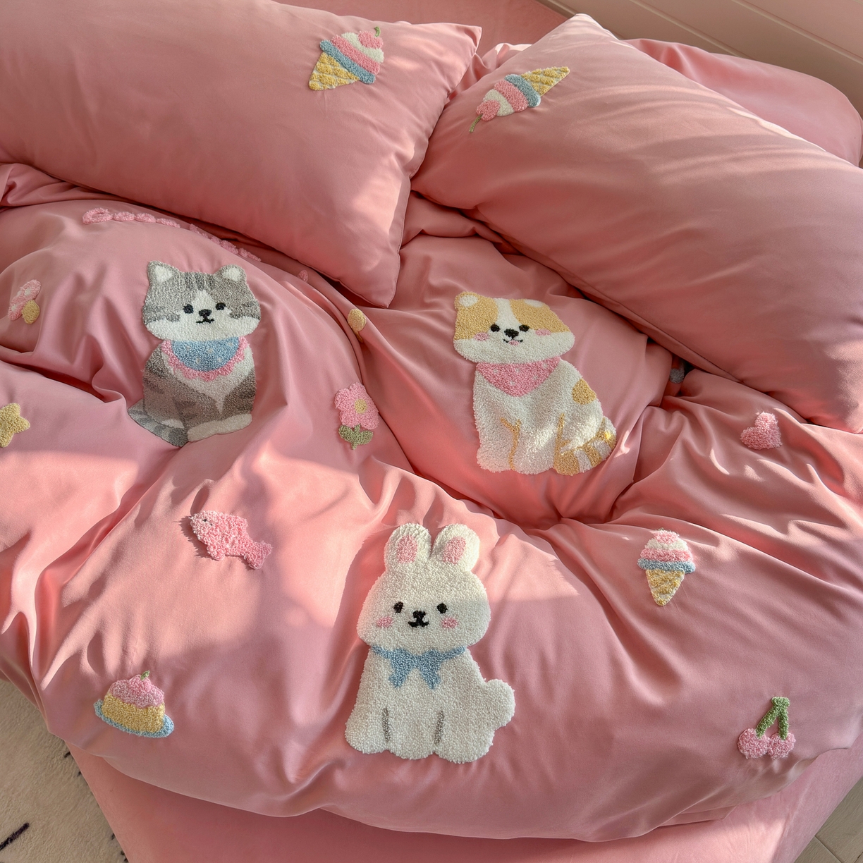 91家纺网 家纺一手货源 找家纺 优卡迪家纺馆 2026新款A类云锦棉毛巾绣四件套下载文件包含买家秀 甜系萌宠-红