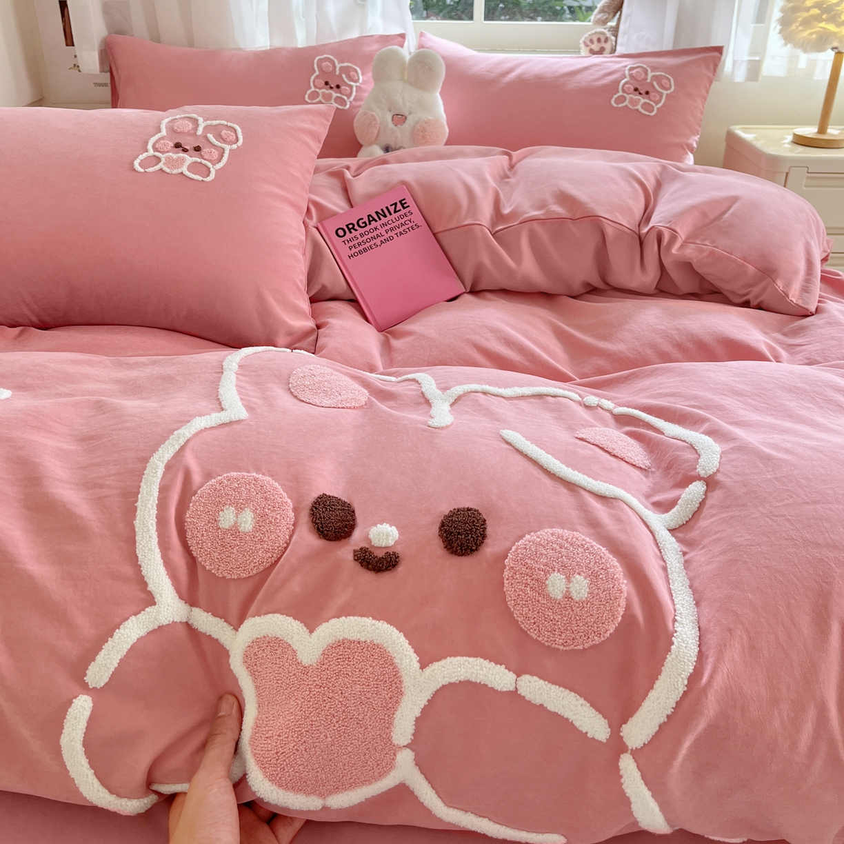 91家纺网 家纺一手货源 找家纺 优卡迪家纺馆 2026新款A类云锦棉毛巾绣四件套下载文件包含买家秀 奶油兔-红