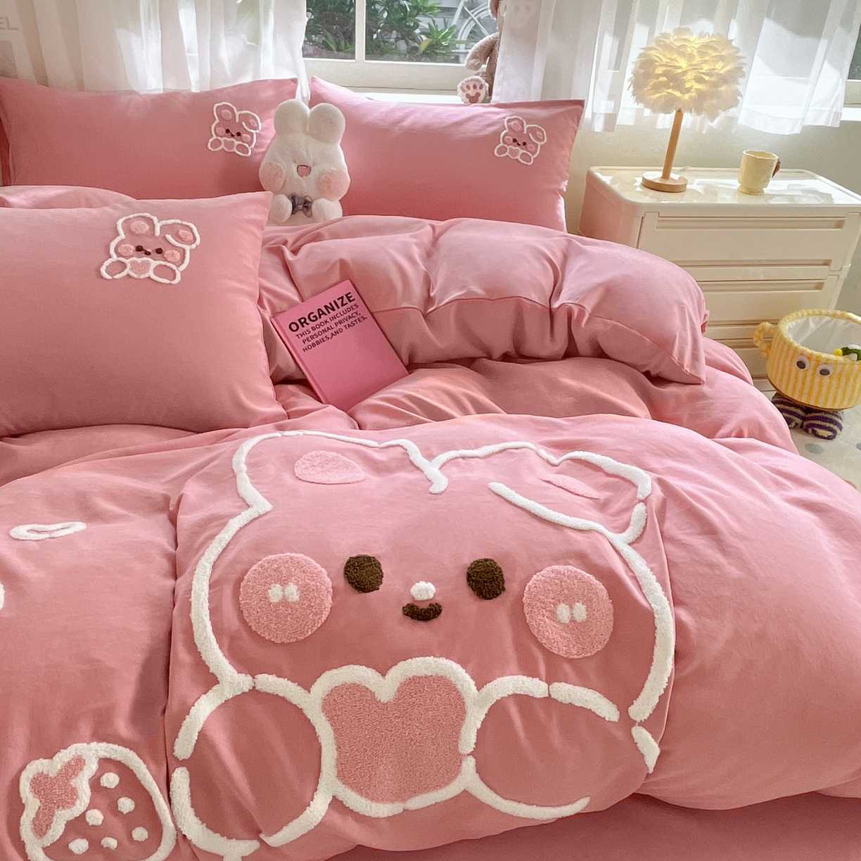 91家纺网 家纺一手货源 找家纺 优卡迪家纺馆 2026新款A类云锦棉毛巾绣四件套下载文件包含买家秀 奶油兔-红