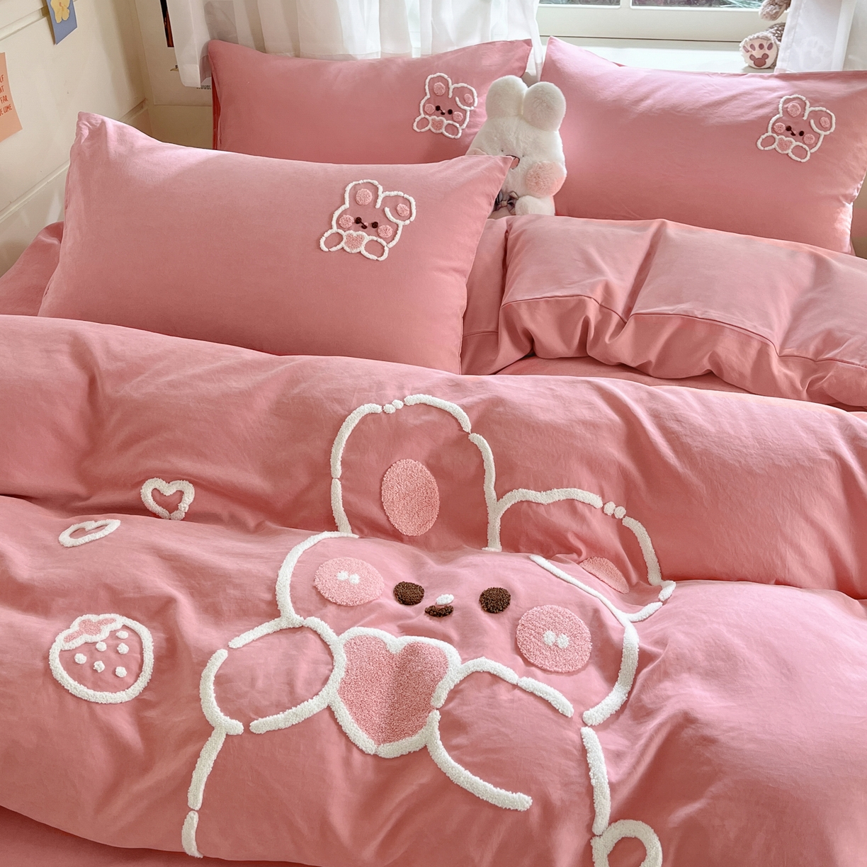 91家纺网 家纺一手货源 找家纺 优卡迪家纺馆 2026新款A类云锦棉毛巾绣四件套下载文件包含买家秀 奶油兔-红