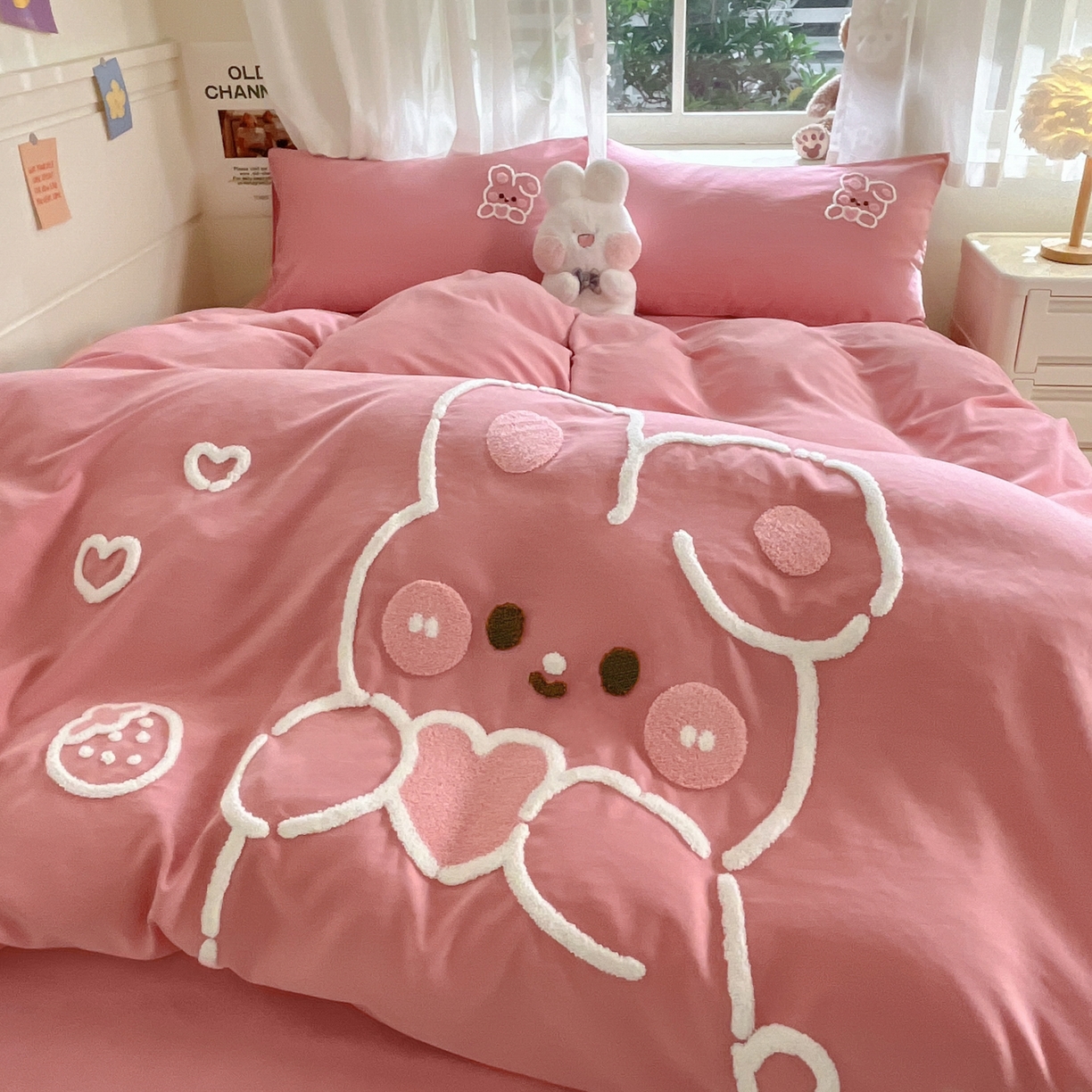 91家纺网 家纺一手货源 找家纺 优卡迪家纺馆 2026新款A类云锦棉毛巾绣四件套下载文件包含买家秀 奶油兔-红