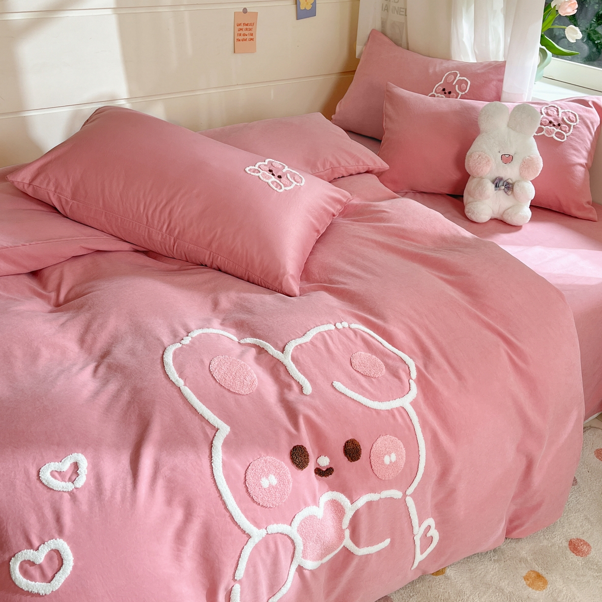 91家纺网 家纺一手货源 找家纺 优卡迪家纺馆 2026新款A类云锦棉毛巾绣四件套下载文件包含买家秀 奶油兔-红