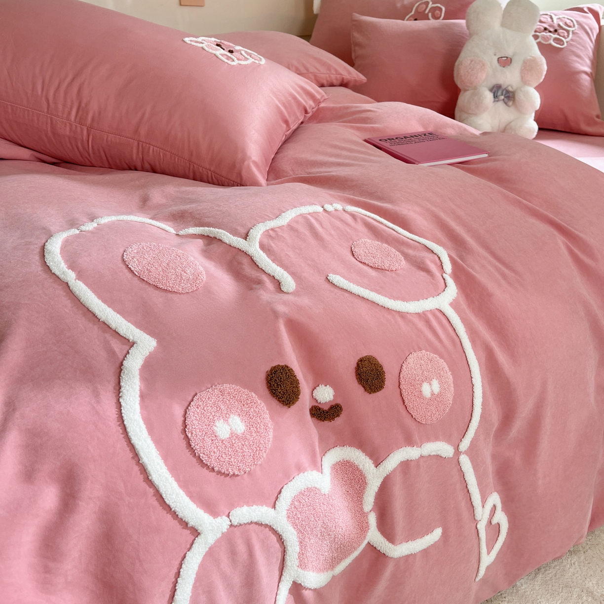 91家纺网 家纺一手货源 找家纺 优卡迪家纺馆 2026新款A类云锦棉毛巾绣四件套下载文件包含买家秀 奶油兔-红