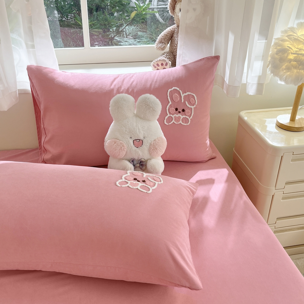 91家纺网 家纺一手货源 找家纺 优卡迪家纺馆 2026新款A类云锦棉毛巾绣四件套下载文件包含买家秀 奶油兔-红