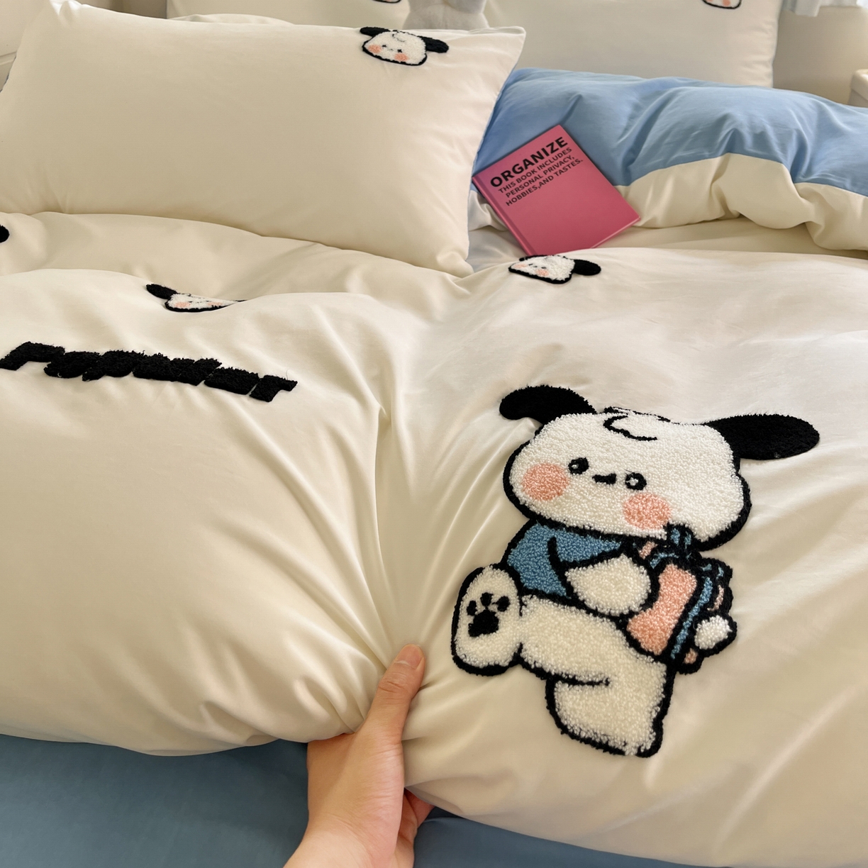 91家纺网 家纺一手货源 找家纺 优卡迪家纺馆 2026新款A类云锦棉毛巾绣四件套下载文件包含买家秀 俏俏狗-白