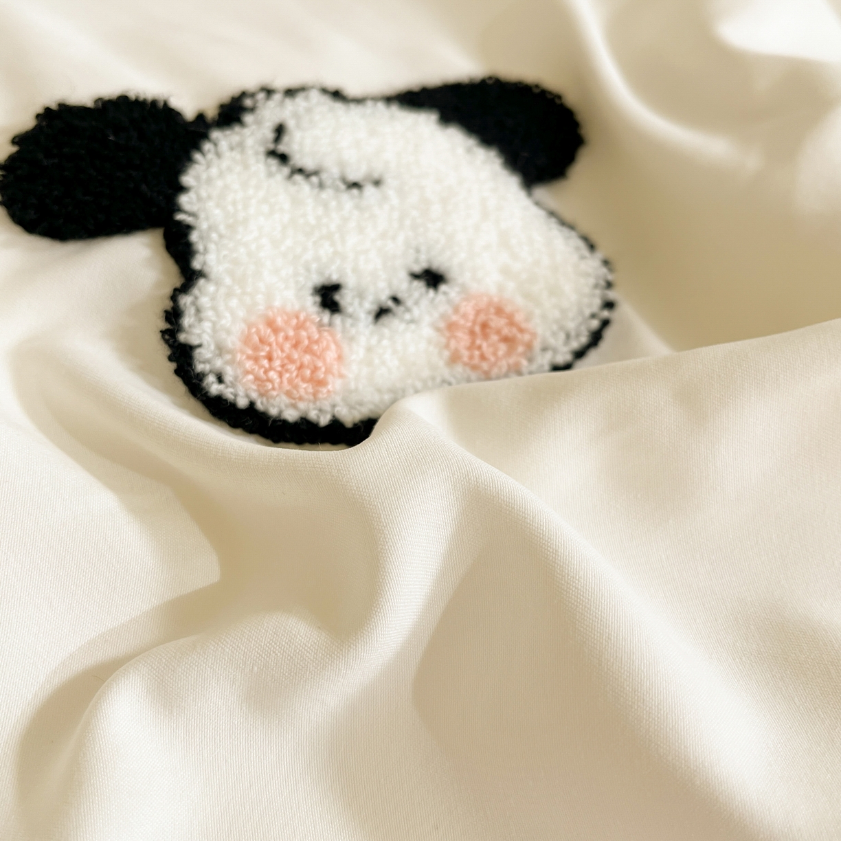 91家纺网 家纺一手货源 找家纺 优卡迪家纺馆 2026新款A类云锦棉毛巾绣四件套下载文件包含买家秀 俏俏狗-白