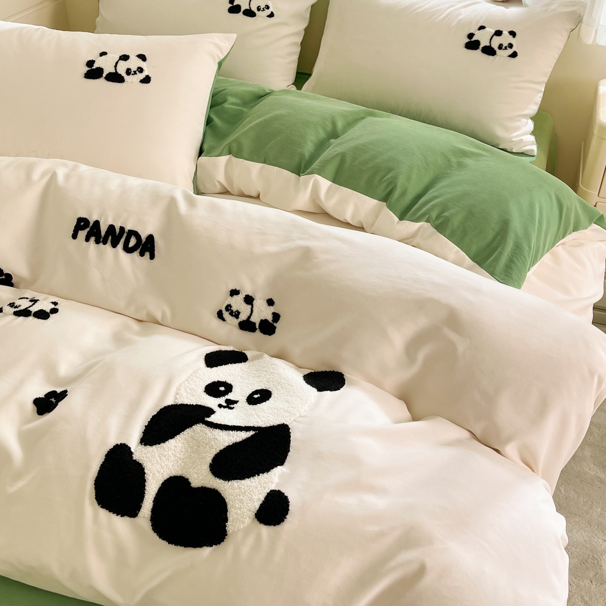 91家纺网 家纺一手货源 找家纺 优卡迪家纺馆 2026新款A类云锦棉毛巾绣四件套下载文件包含买家秀 熊猫宝贝-白