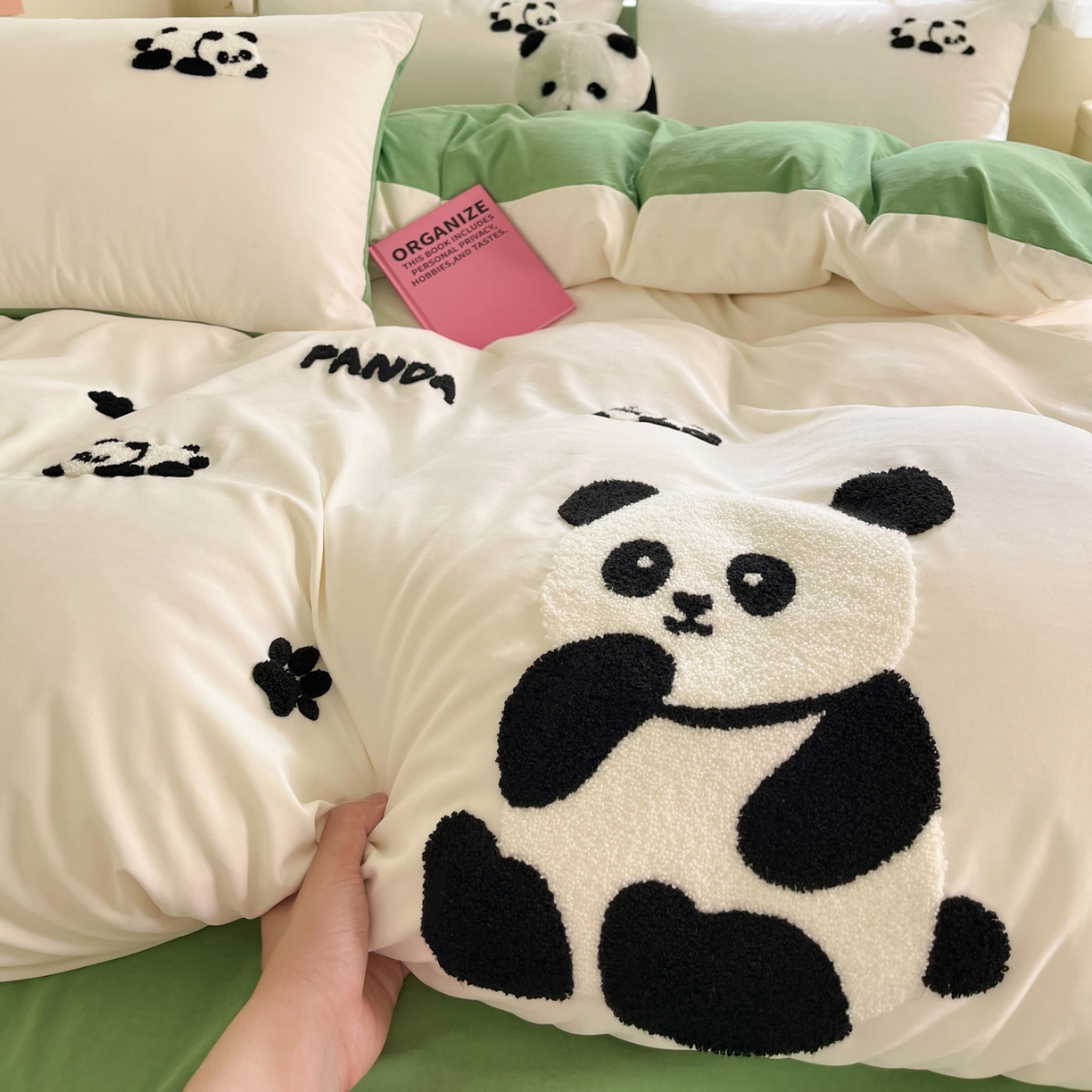 91家纺网 家纺一手货源 找家纺 优卡迪家纺馆 2026新款A类云锦棉毛巾绣四件套下载文件包含买家秀 熊猫宝贝-白