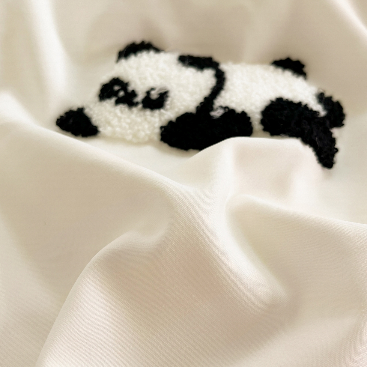 91家纺网 家纺一手货源 找家纺 优卡迪家纺馆 2026新款A类云锦棉毛巾绣四件套下载文件包含买家秀 熊猫宝贝-白