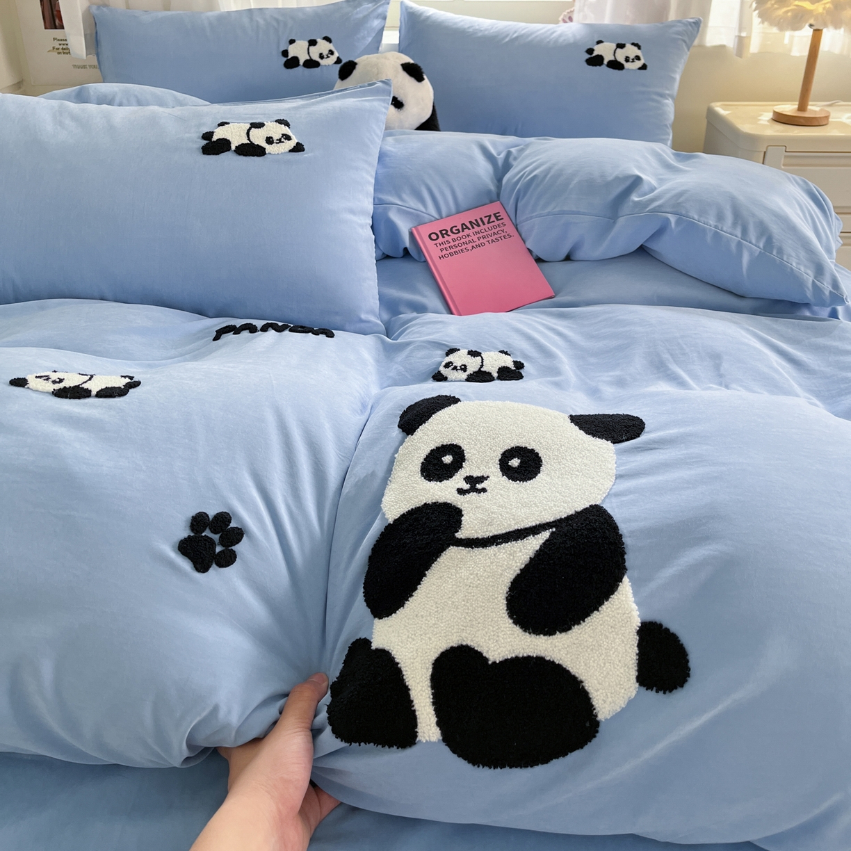 91家纺网 家纺一手货源 找家纺 优卡迪家纺馆 2026新款A类云锦棉毛巾绣四件套下载文件包含买家秀 熊猫宝贝-蓝