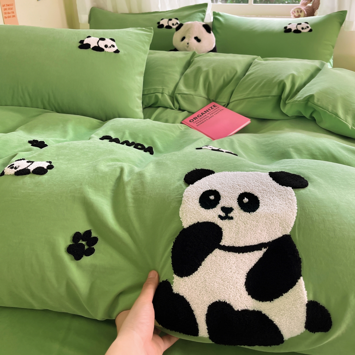 91家纺网 家纺一手货源 找家纺 优卡迪家纺馆 2026新款A类云锦棉毛巾绣四件套下载文件包含买家秀 熊猫宝贝-绿