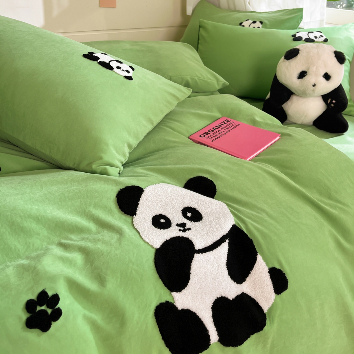 91家纺网 家纺一手货源 找家纺 优卡迪家纺馆 2026新款A类云锦棉毛巾绣四件套下载文件包含买家秀 熊猫宝贝-绿