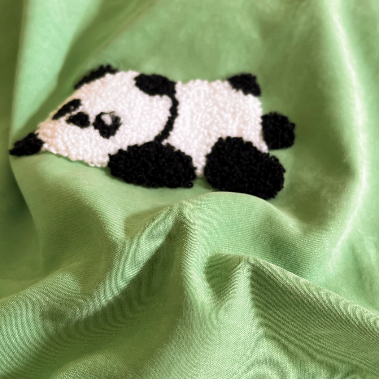 91家纺网 家纺一手货源 找家纺 优卡迪家纺馆 2026新款A类云锦棉毛巾绣四件套下载文件包含买家秀 熊猫宝贝-绿