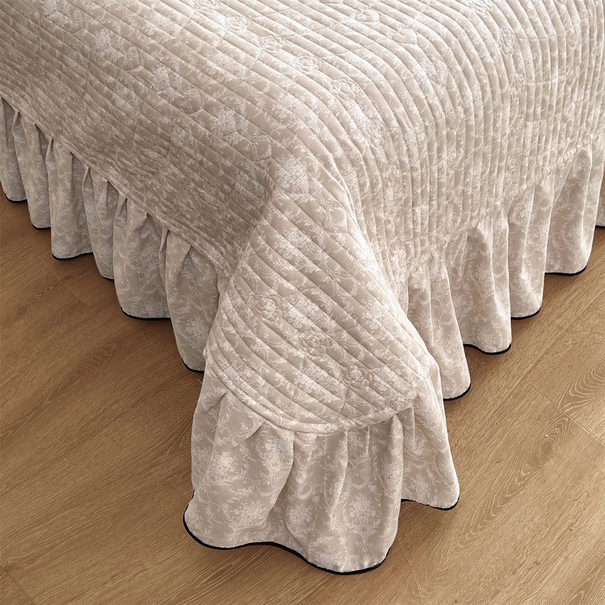 91家纺网 家纺一手货源 找家纺 宜凡家纺 2026新款全棉夹棉印花床盖款三件套 安洛特 米