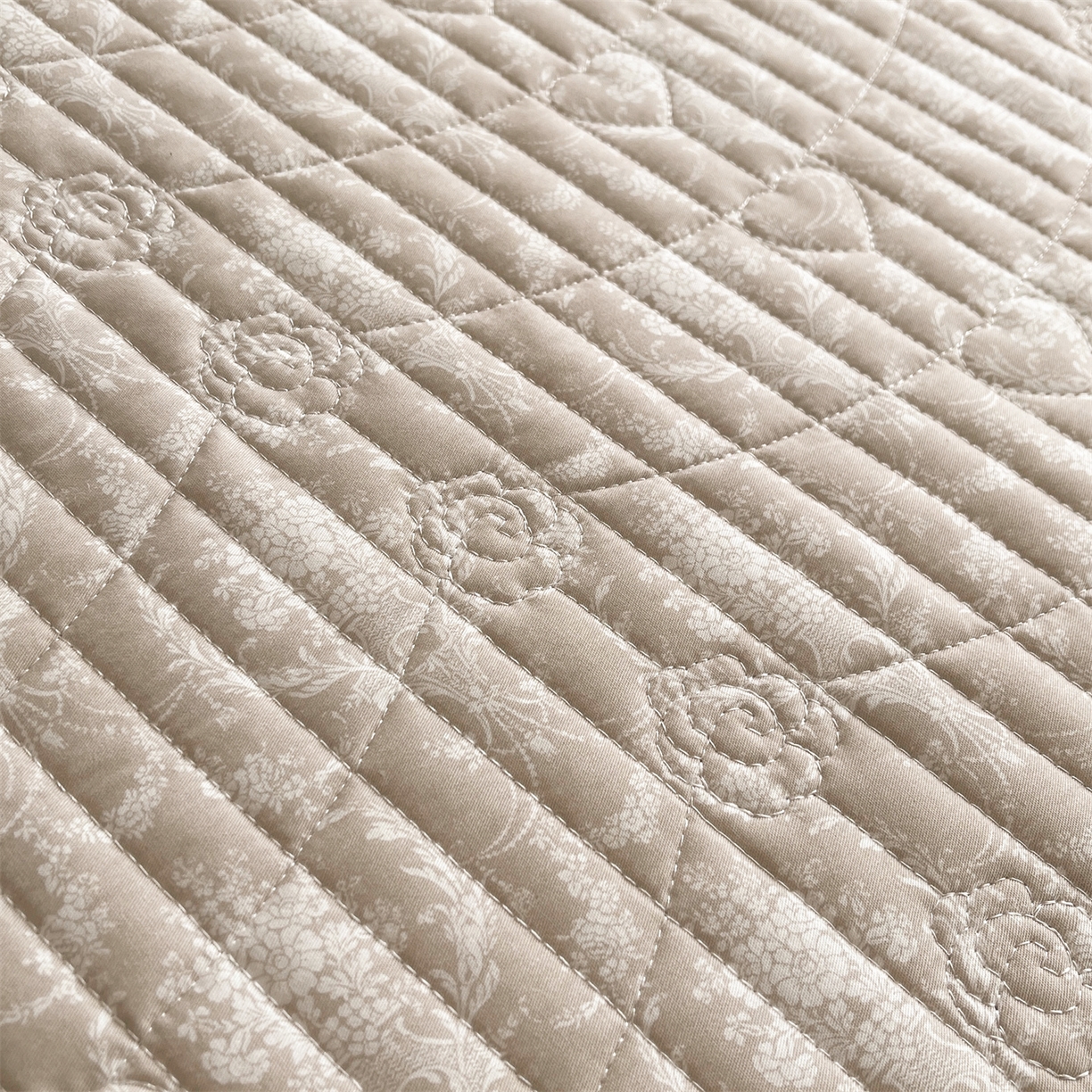 91家纺网 家纺一手货源 找家纺 宜凡家纺 2026新款全棉夹棉印花床盖款三件套 安洛特 米