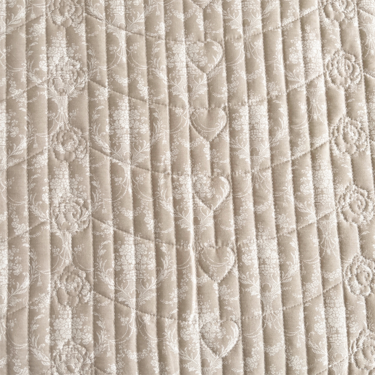 91家纺网 家纺一手货源 找家纺 宜凡家纺 2026新款全棉夹棉印花床盖款三件套 安洛特 米