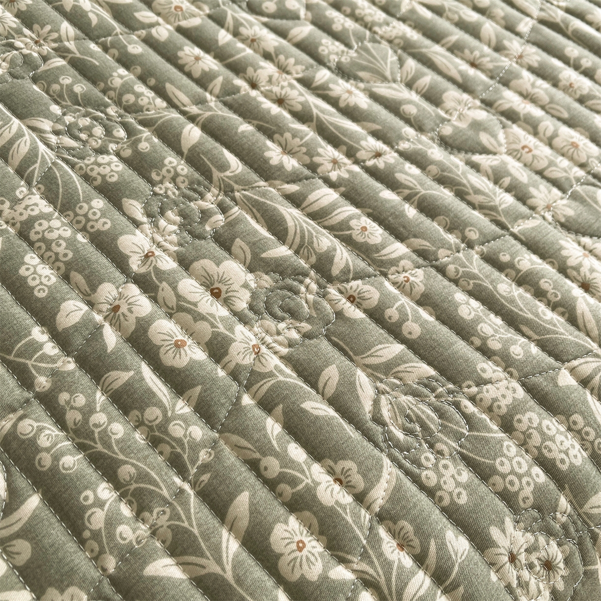 91家纺网 家纺一手货源 找家纺 宜凡家纺 2026新款全棉夹棉印花床盖款三件套 安冉之夏