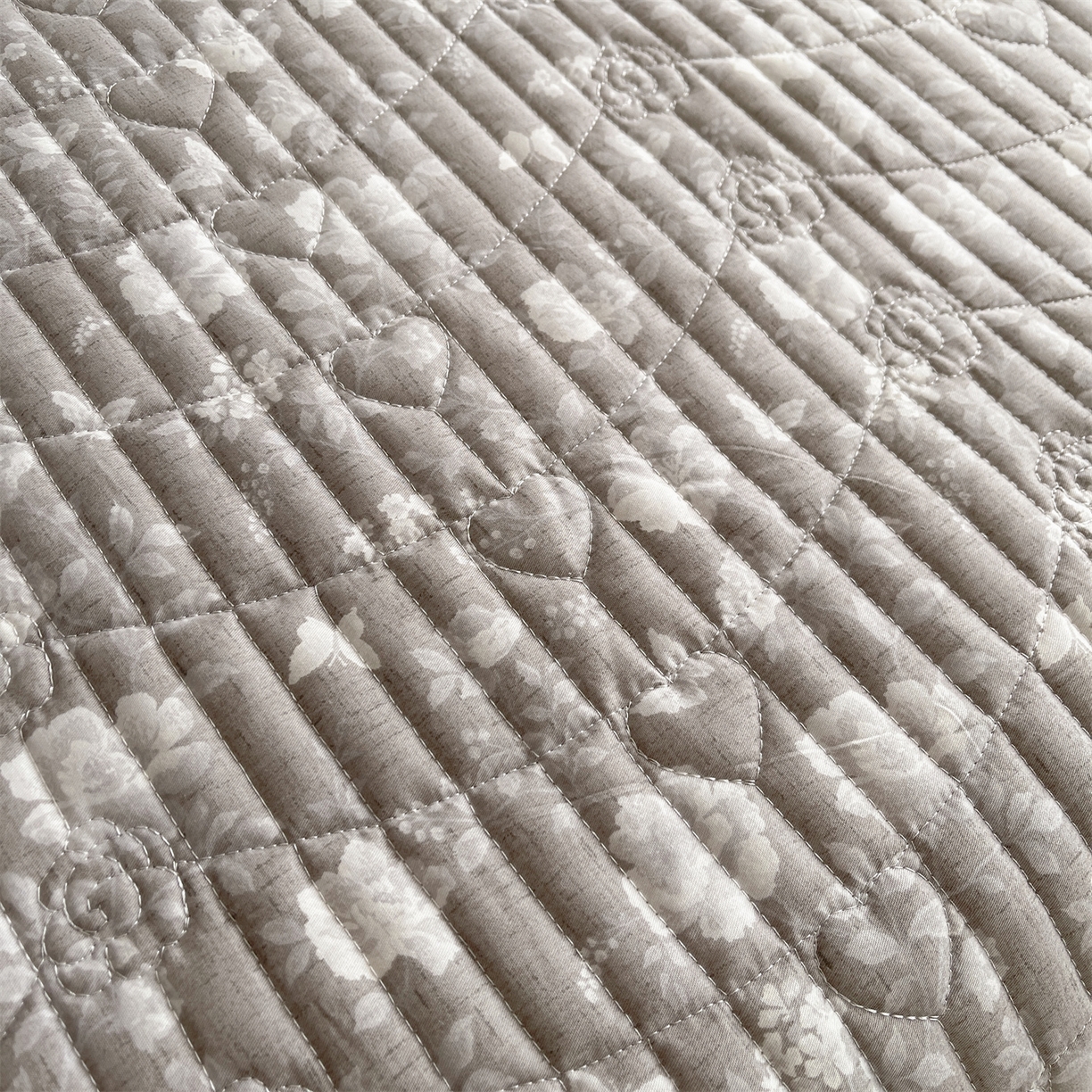 91家纺网 家纺一手货源 找家纺 宜凡家纺 2026新款全棉夹棉印花床盖款三件套 半岛玫瑰