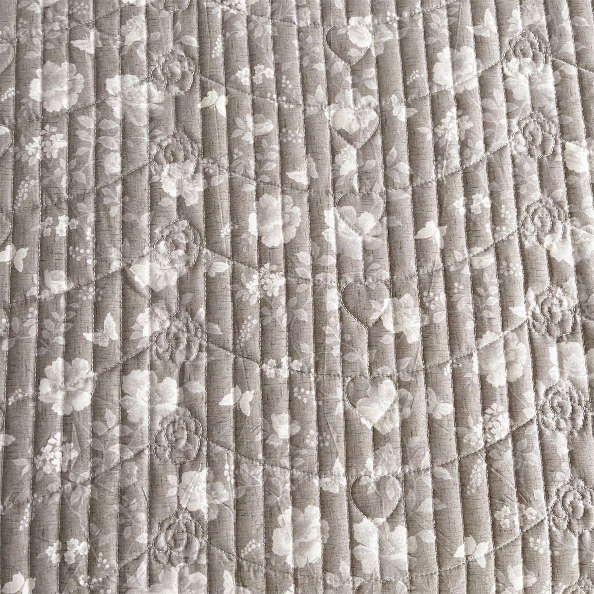 91家纺网 家纺一手货源 找家纺 宜凡家纺 2026新款全棉夹棉印花床盖款三件套 半岛玫瑰