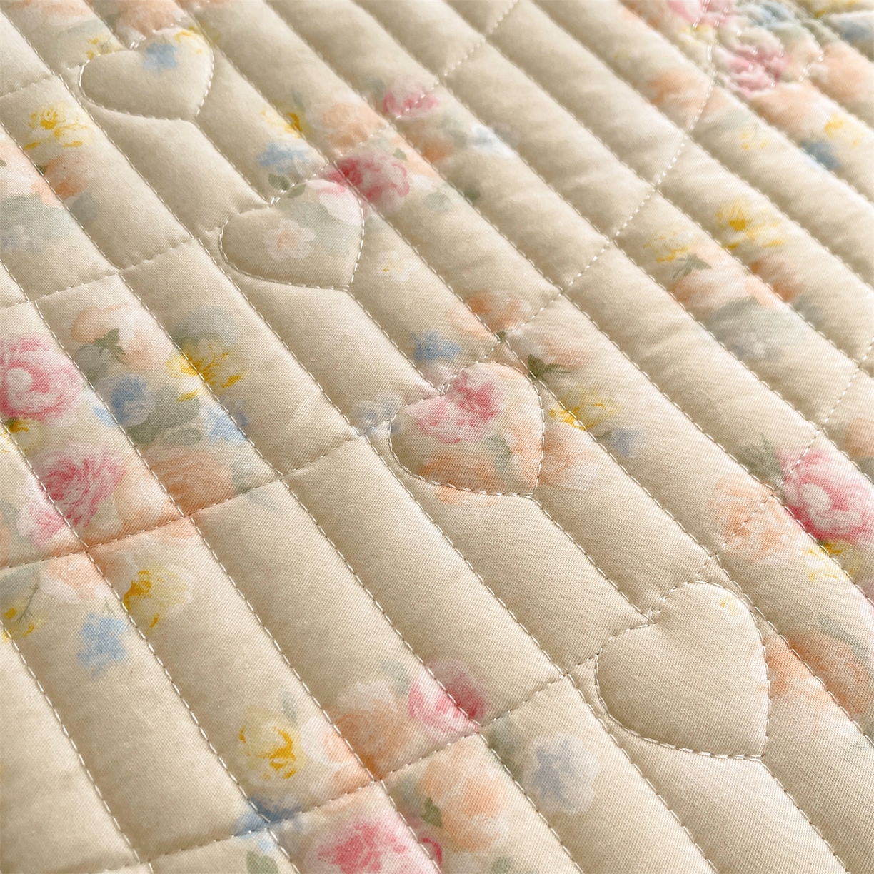 91家纺网 家纺一手货源 找家纺 宜凡家纺 2026新款全棉夹棉印花床盖款三件套 芳伊娜