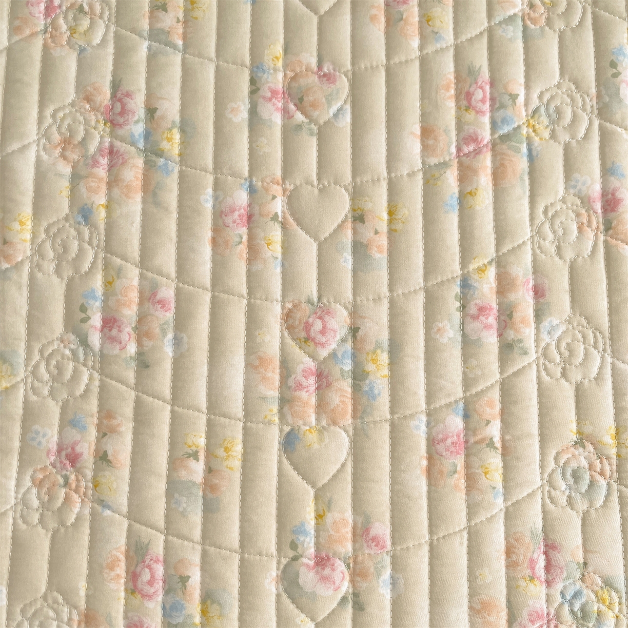 91家纺网 家纺一手货源 找家纺 宜凡家纺 2026新款全棉夹棉印花床盖款三件套 芳伊娜