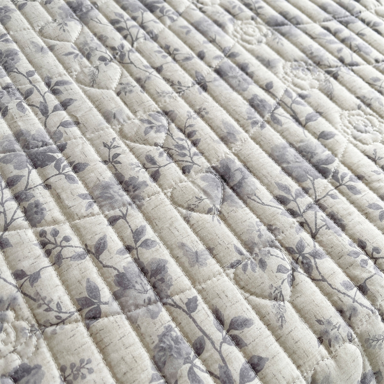 91家纺网 家纺一手货源 找家纺 宜凡家纺 2026新款全棉夹棉印花床盖款三件套 紫藤花