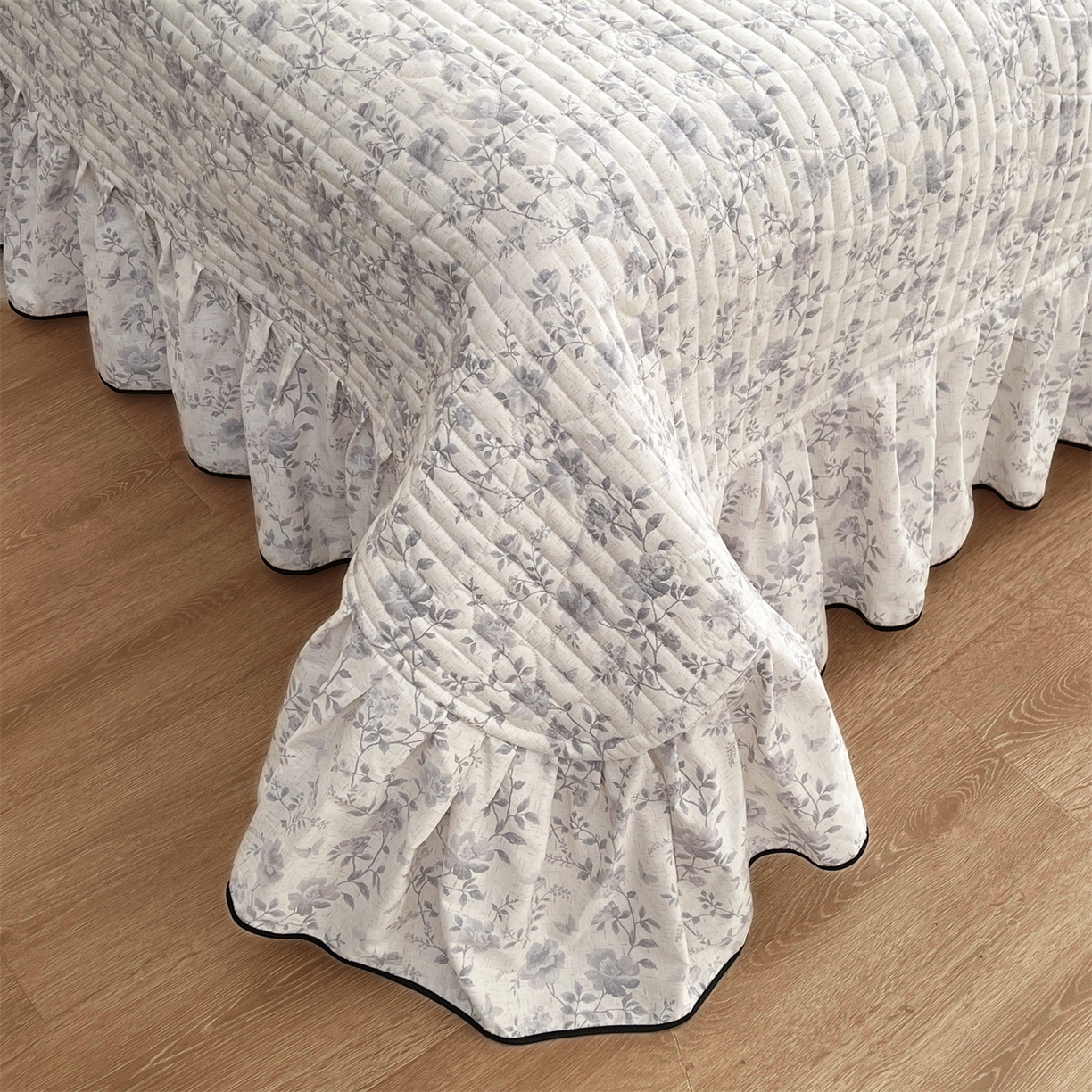 91家纺网 家纺一手货源 找家纺 宜凡家纺 2026新款全棉夹棉印花床盖款三件套 紫藤花