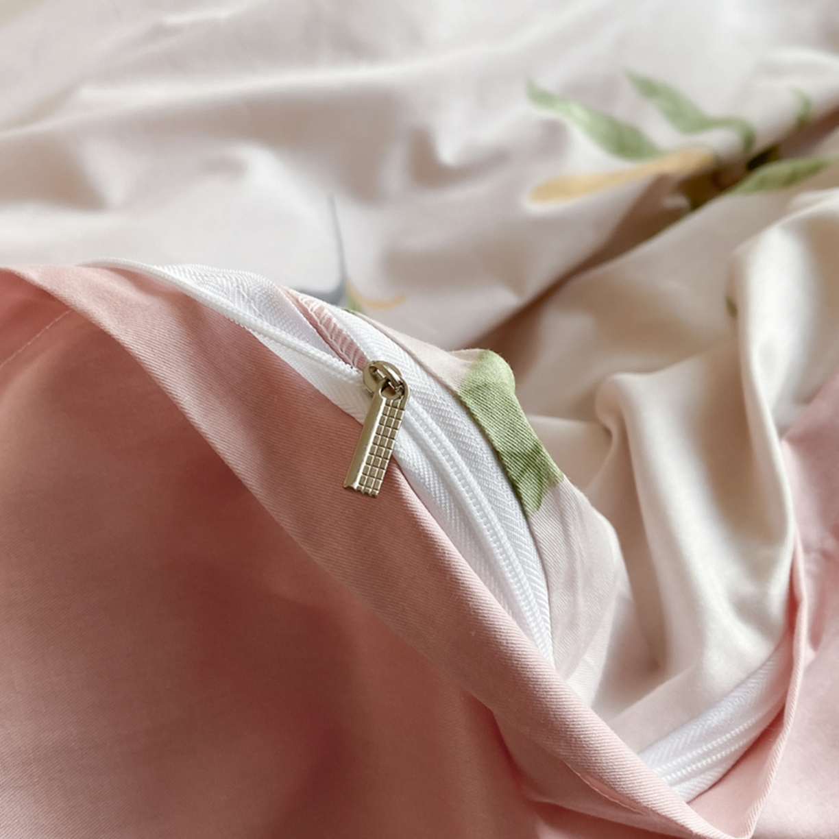 91家纺网 家纺一手货源 找家纺 格里芬家纺 2026新款全棉纯棉40S精梳棉13376印花四件套 蜜夏-粉