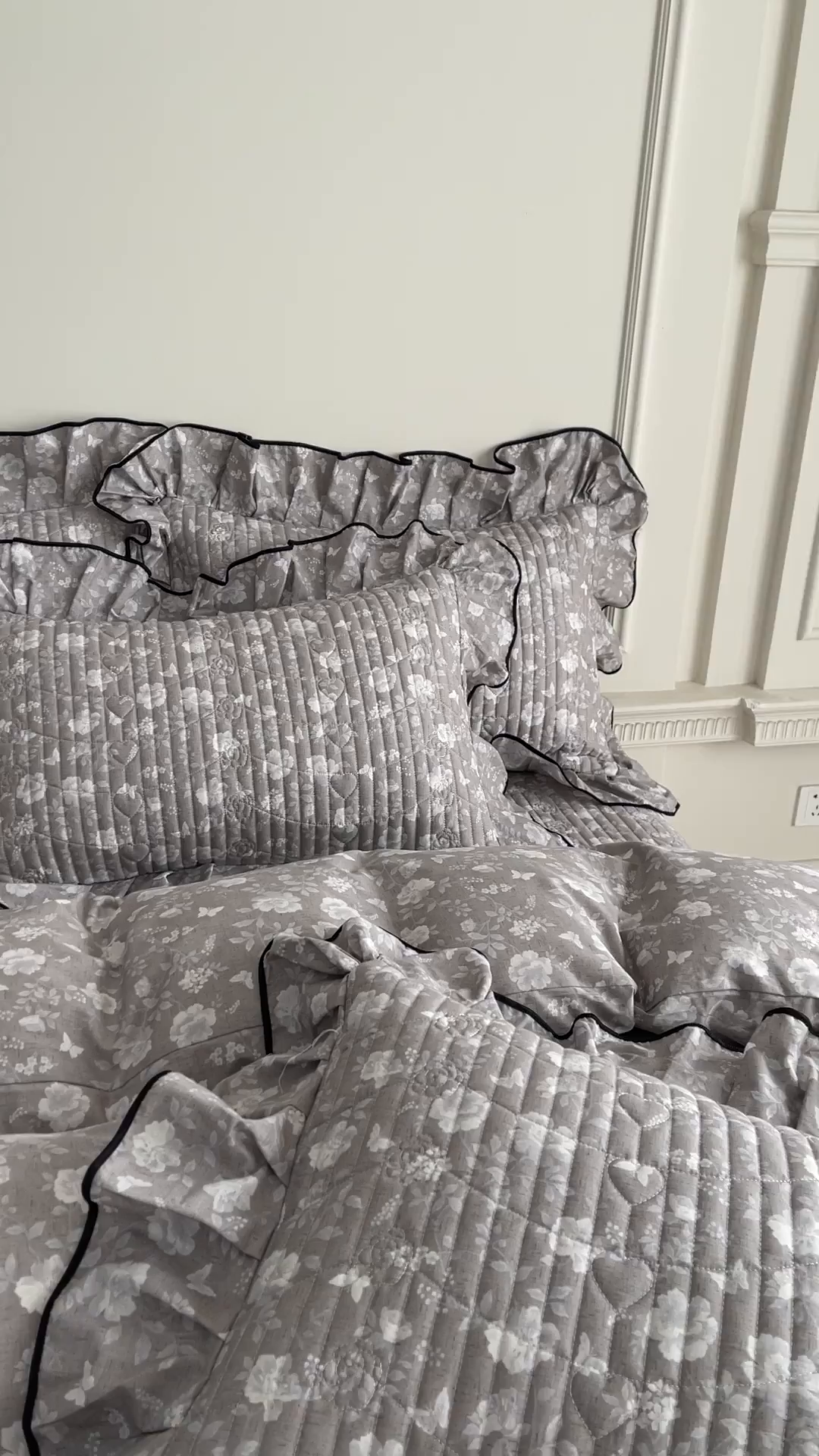 91家纺网 家纺一手货源 找家纺 宜凡家纺 2026新款全棉夹棉印花床盖款四件套 半岛玫瑰