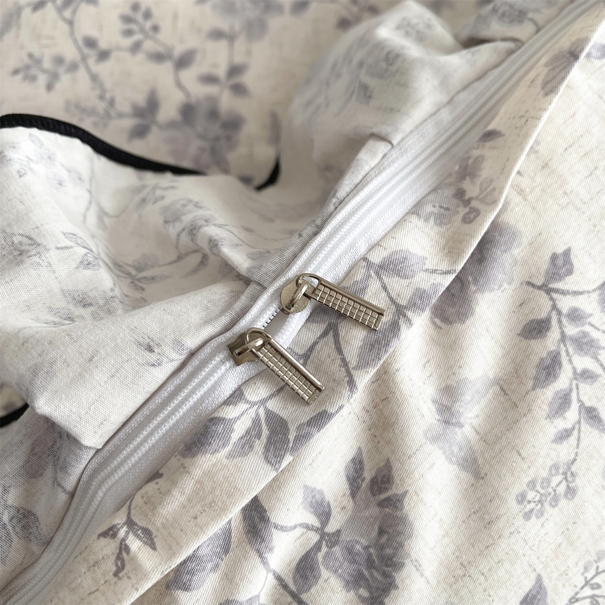 91家纺网 家纺一手货源 找家纺 宜凡家纺 2026新款全棉夹棉印花床盖款四件套 紫藤花