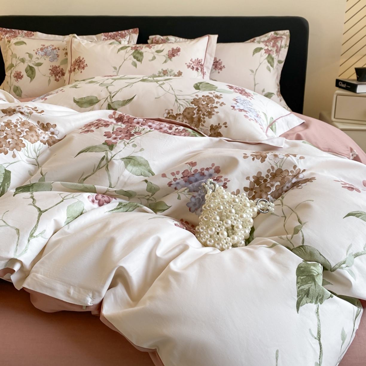 91家纺网 家纺一手货源 找家纺 格里芬家纺 2026新款全棉纯棉40S精梳棉13376印花四件套 南枝-粉