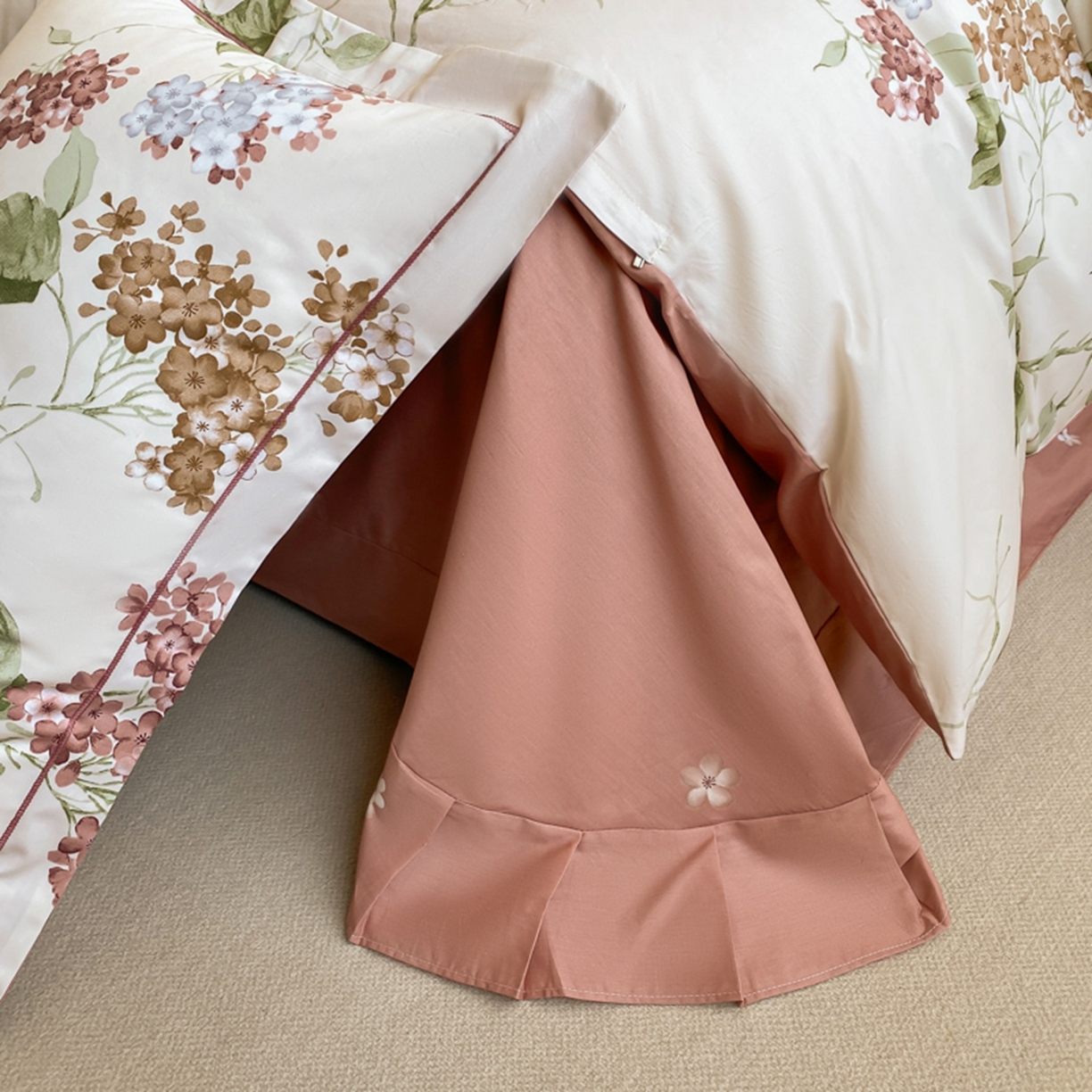 91家纺网 家纺一手货源 找家纺 格里芬家纺 2026新款全棉纯棉40S精梳棉13376印花四件套 南枝-粉