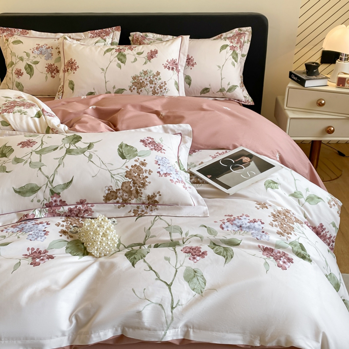 91家纺网 家纺一手货源 找家纺 格里芬家纺 2026新款全棉纯棉40S精梳棉13376印花四件套 南枝-粉