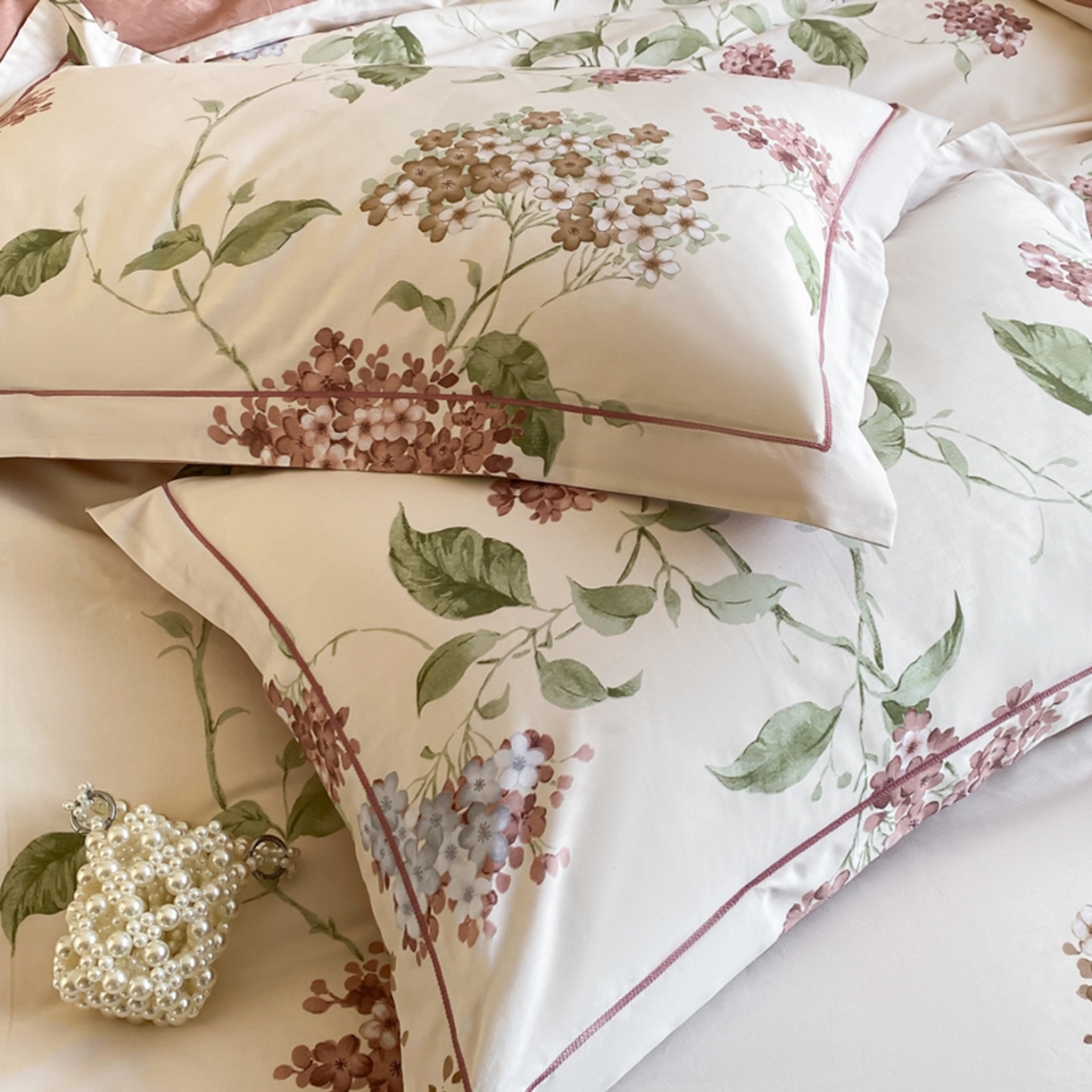 91家纺网 家纺一手货源 找家纺 格里芬家纺 2026新款全棉纯棉40S精梳棉13376印花四件套 南枝-粉