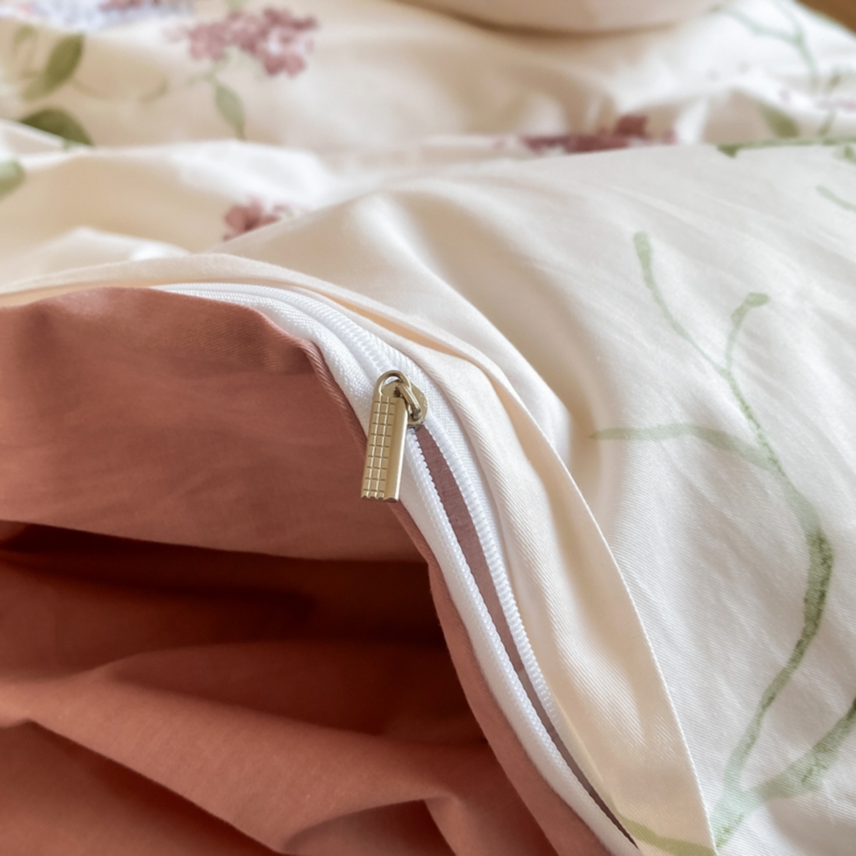 91家纺网 家纺一手货源 找家纺 格里芬家纺 2026新款全棉纯棉40S精梳棉13376印花四件套 南枝-粉