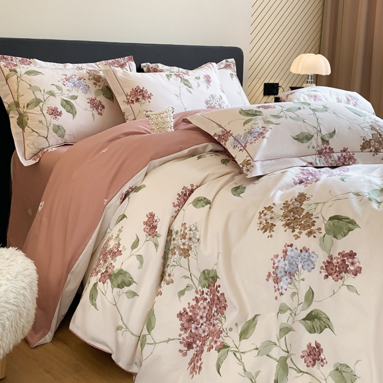 91家纺网 家纺一手货源 找家纺 格里芬家纺 2026新款全棉纯棉40S精梳棉13376印花四件套 南枝-粉