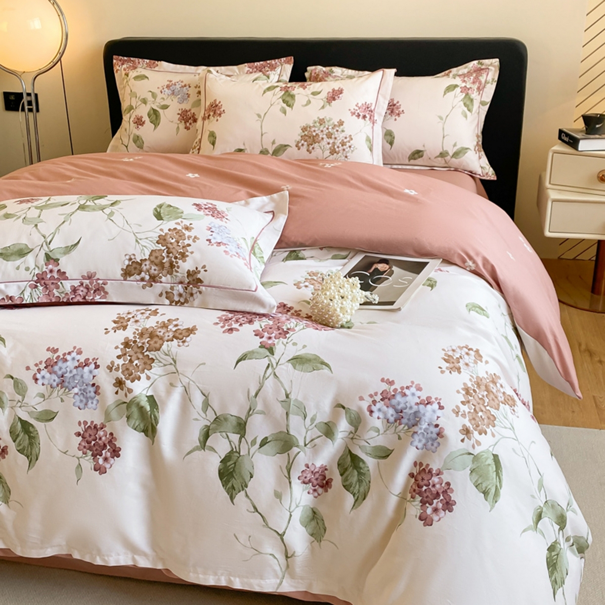 91家纺网 家纺一手货源 找家纺 格里芬家纺 2026新款全棉纯棉40S精梳棉13376印花四件套 南枝-粉