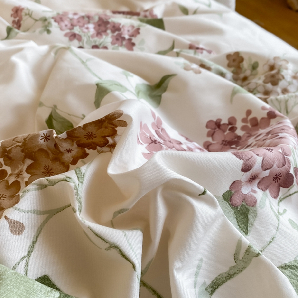 91家纺网 家纺一手货源 找家纺 格里芬家纺 2026新款全棉纯棉40S精梳棉13376印花四件套 南枝-粉