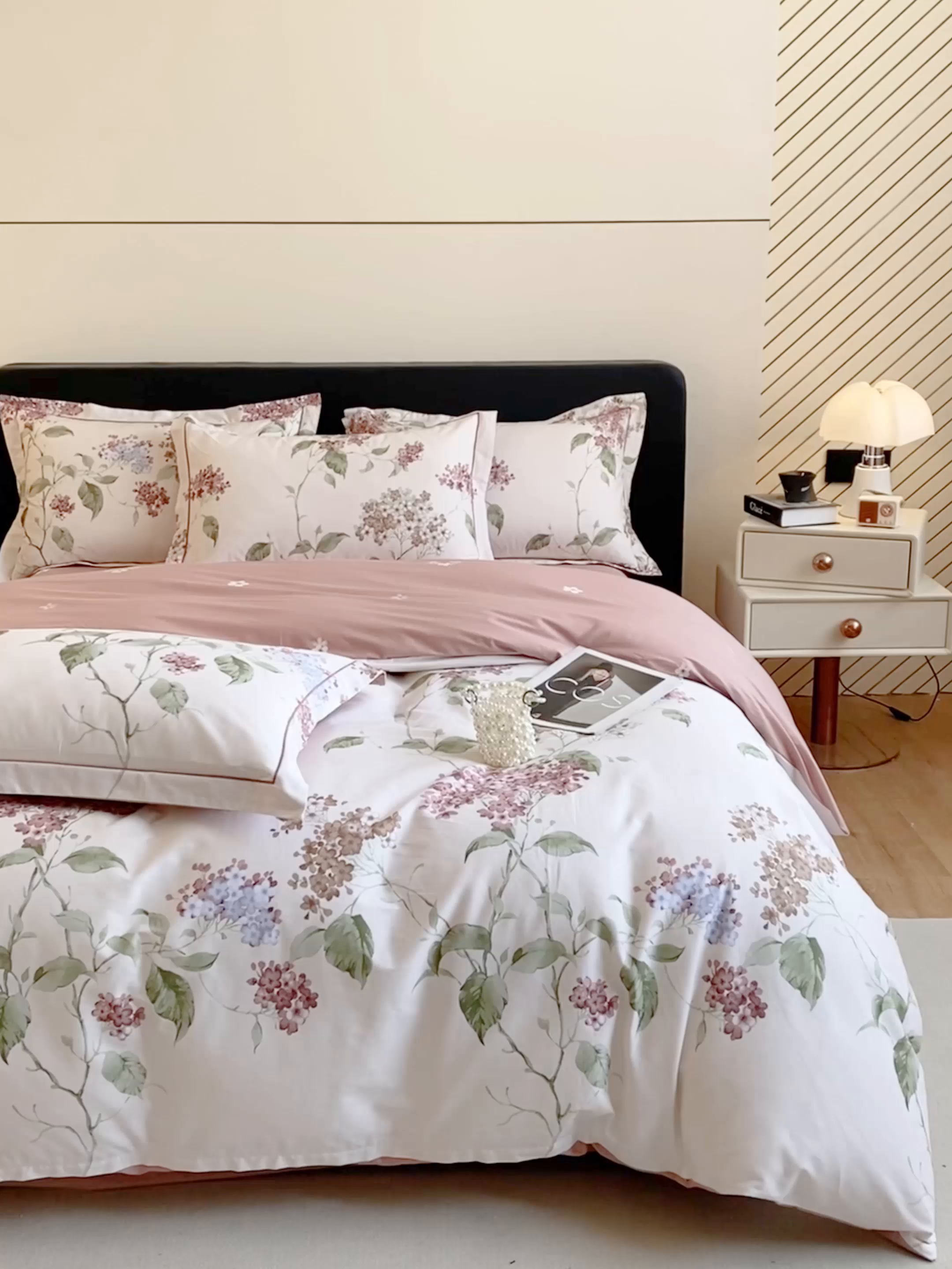 91家纺网 家纺一手货源 找家纺 格里芬家纺 2026新款全棉纯棉40S精梳棉13376印花四件套 南枝-粉