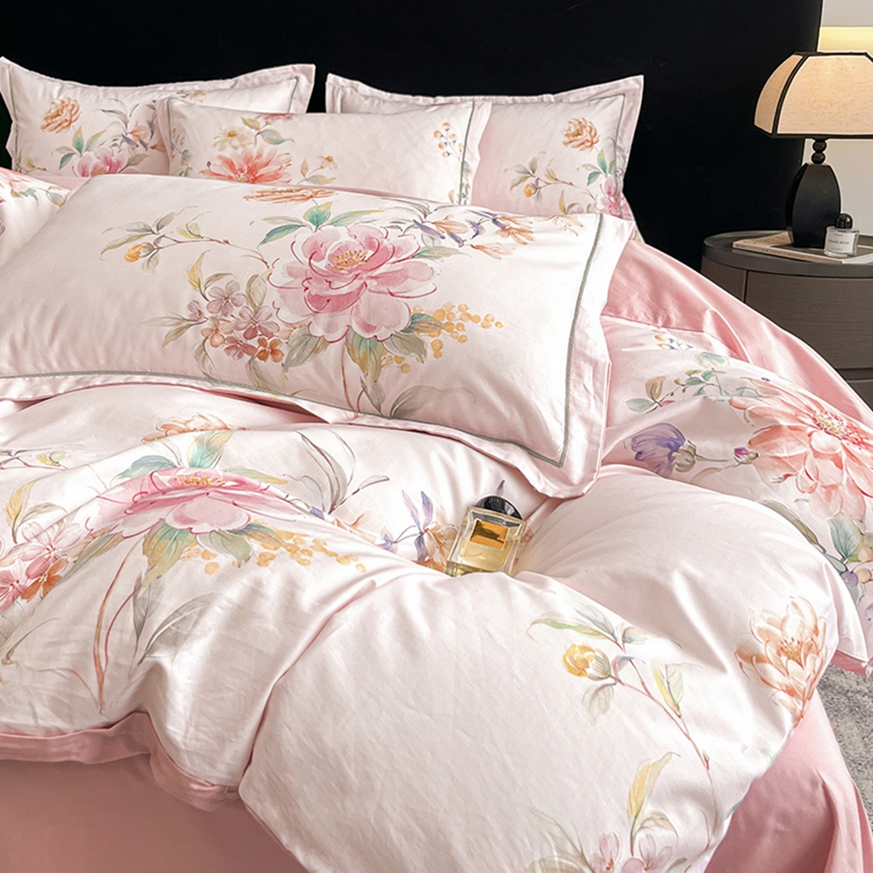 91家纺网 家纺一手货源 找家纺 格里芬家纺 2026新款全棉纯棉40S精梳棉13376印花四件套 舒槿-粉