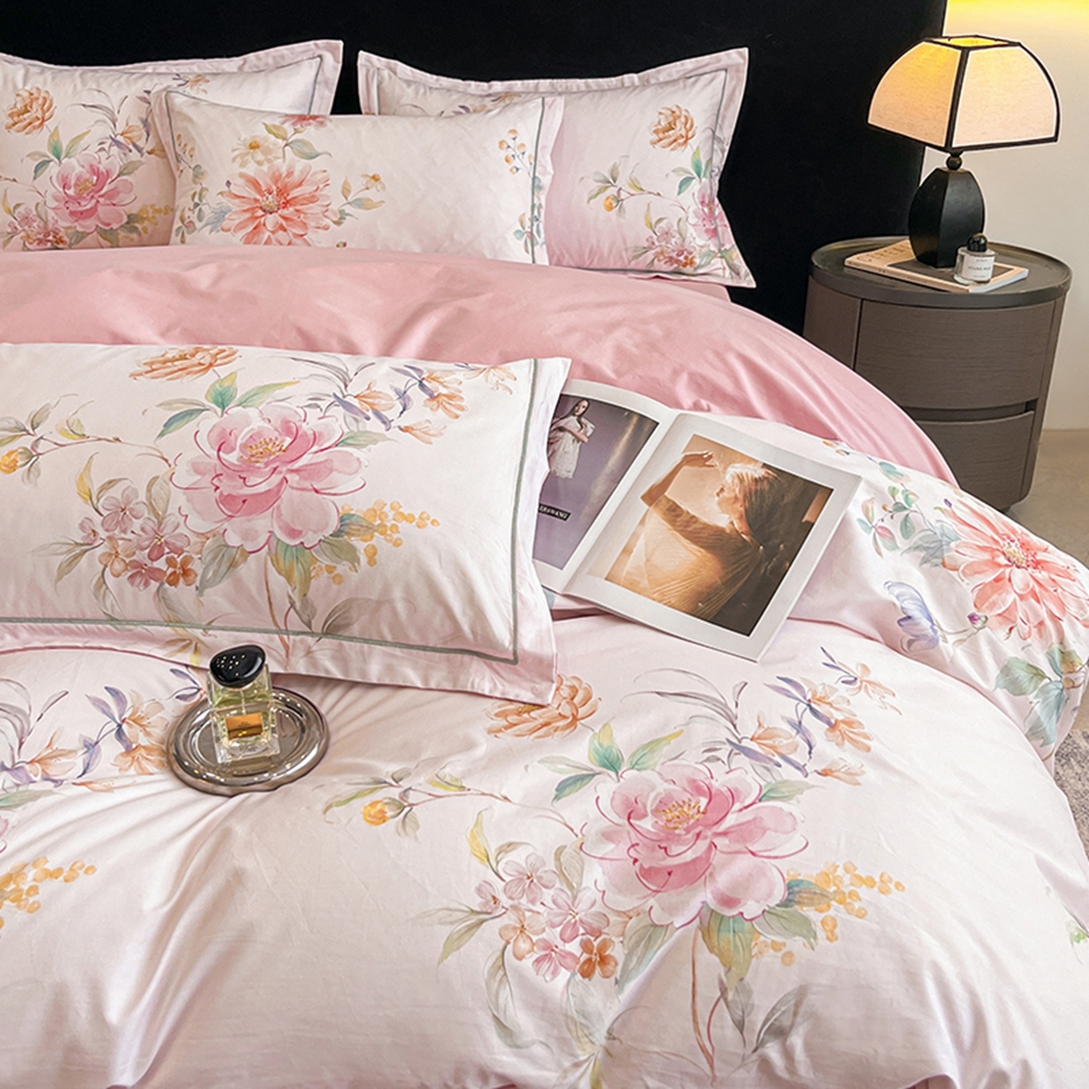 91家纺网 家纺一手货源 找家纺 格里芬家纺 2026新款全棉纯棉40S精梳棉13376印花四件套 舒槿-粉