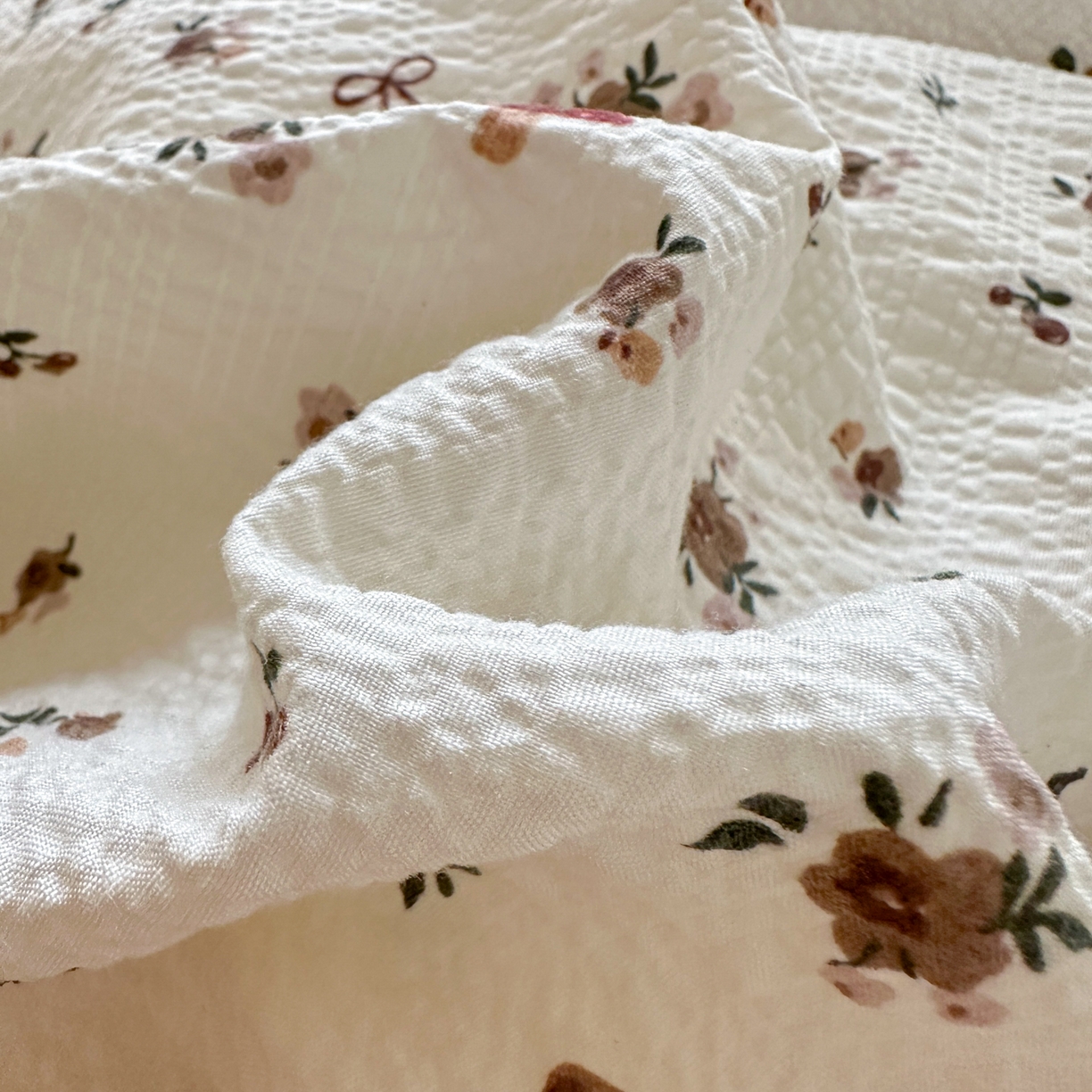 91家纺网 家纺一手货源 找家纺 奈颜 2026新款贴标款A类超柔泡芙纱印花四件套 花园小兔