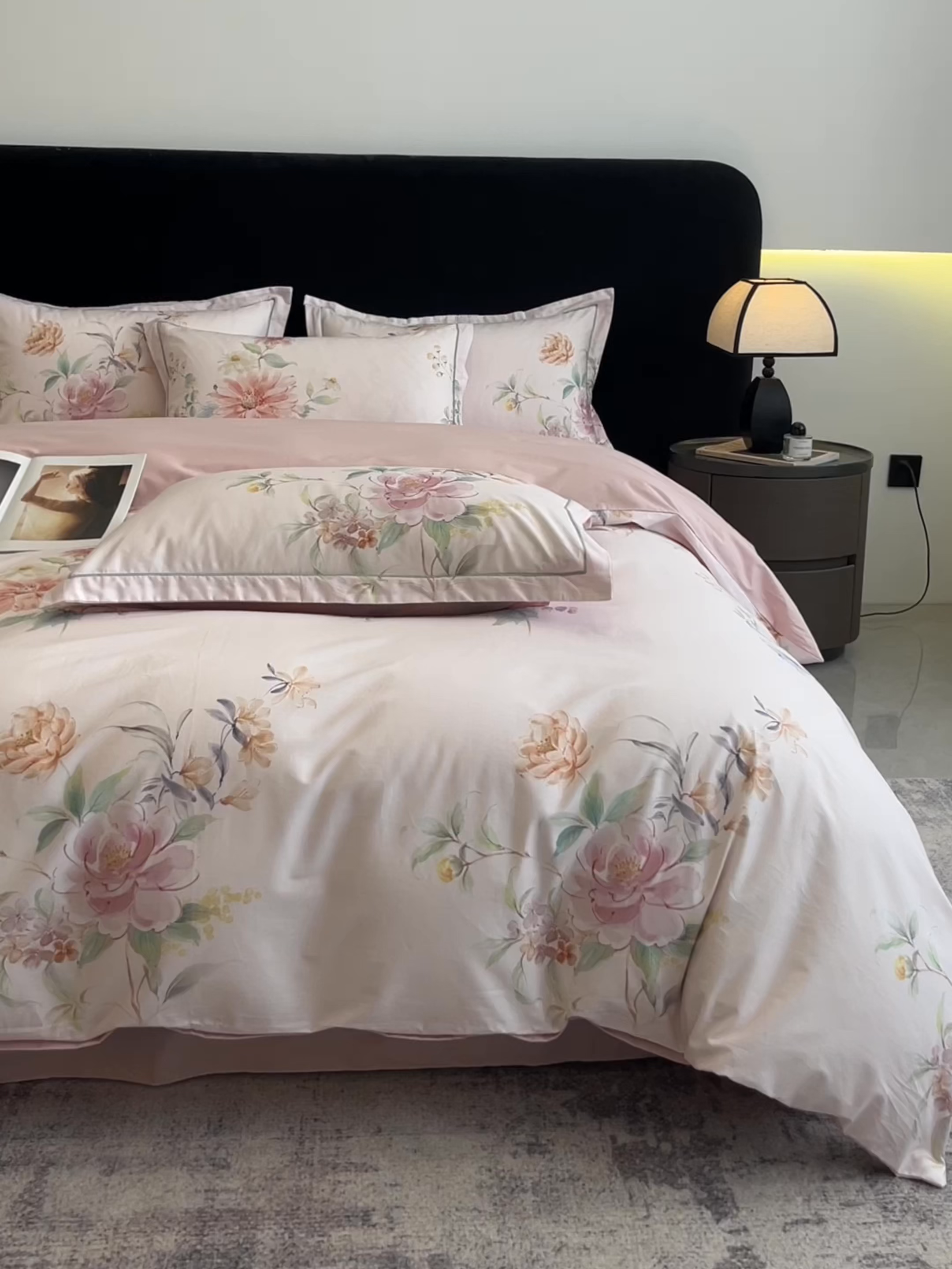 91家纺网 家纺一手货源 找家纺 格里芬家纺 2026新款全棉纯棉40S精梳棉13376印花四件套 舒槿-粉