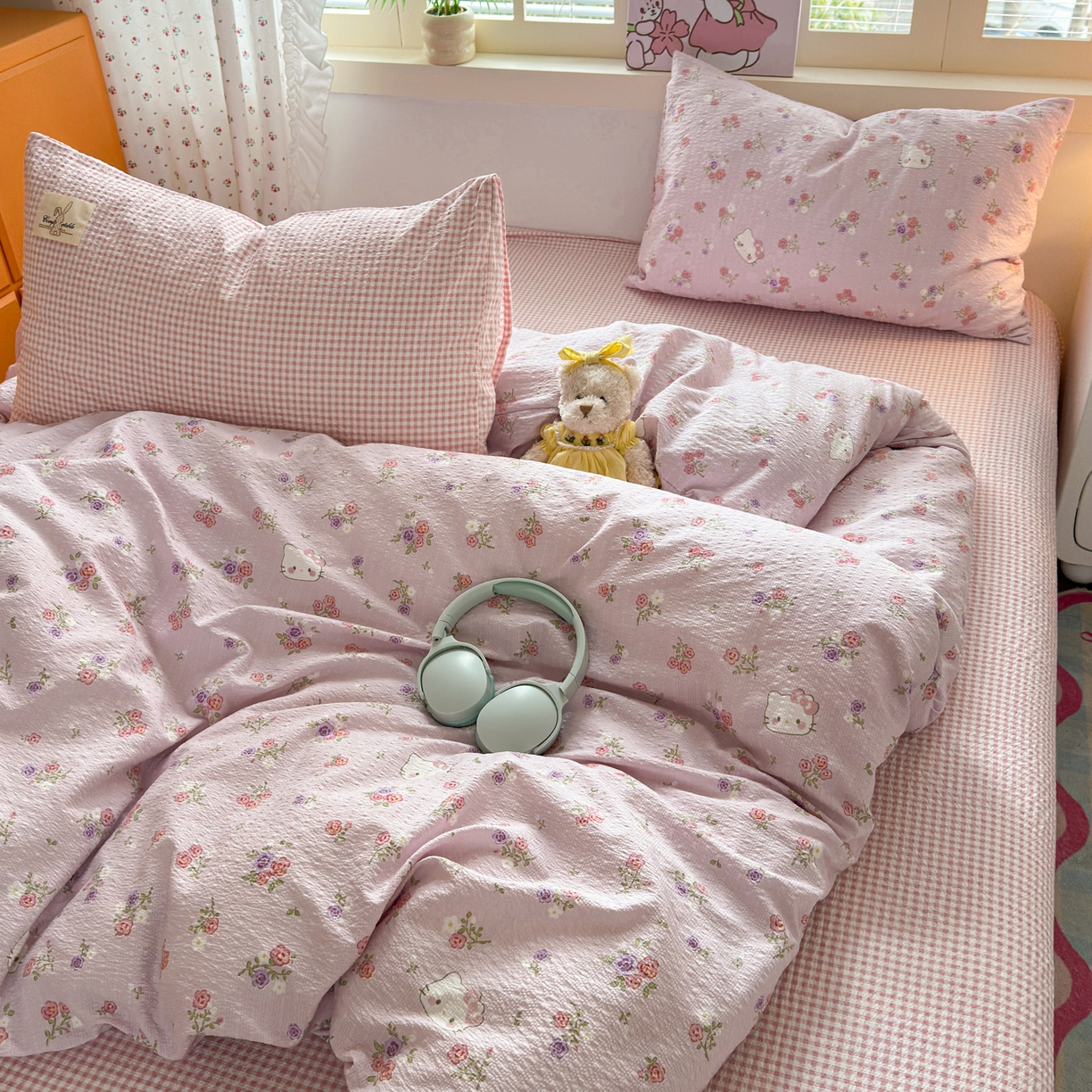 91家纺网 家纺一手货源 找家纺 奈颜 2026新款贴标款A类超柔泡芙纱印花四件套 猫团粉