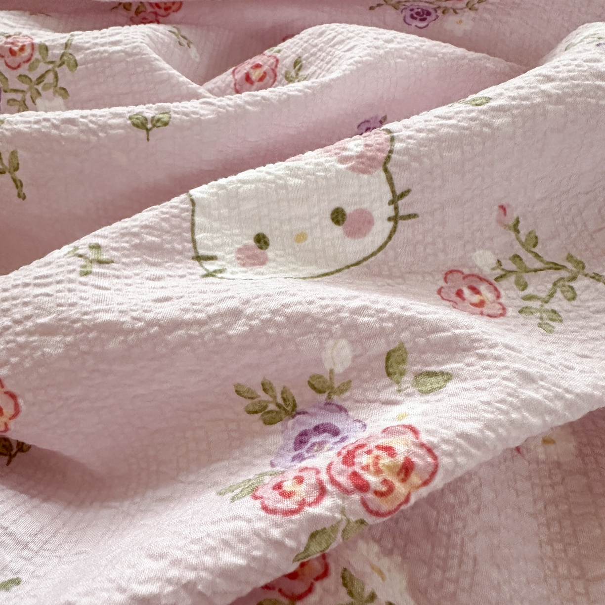 91家纺网 家纺一手货源 找家纺 奈颜 2026新款贴标款A类超柔泡芙纱印花四件套 猫团粉