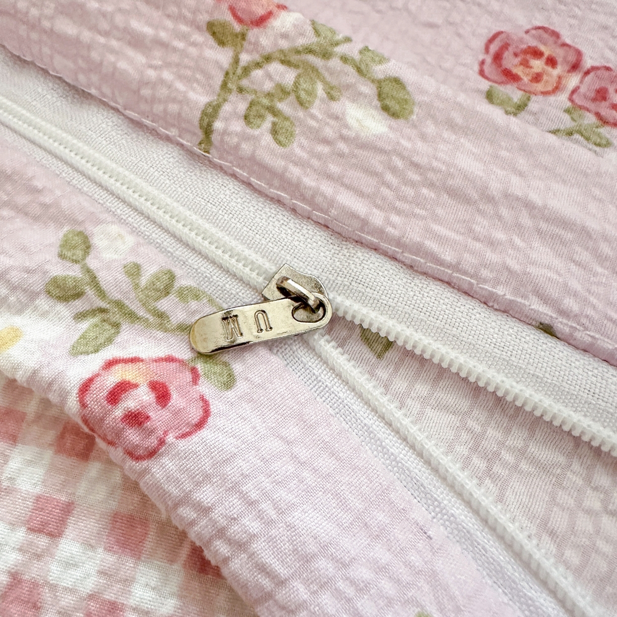 91家纺网 家纺一手货源 找家纺 奈颜 2026新款贴标款A类超柔泡芙纱印花四件套 猫团粉