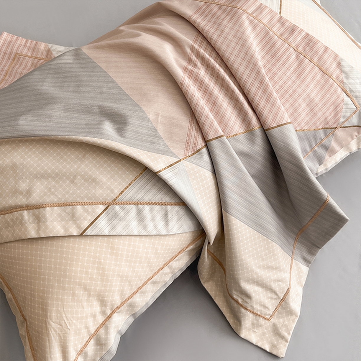 91家纺网 家纺一手货源 找家纺 格里芬家纺 2026新款全棉纯棉40S精梳棉13376印花四件套 司延-粉