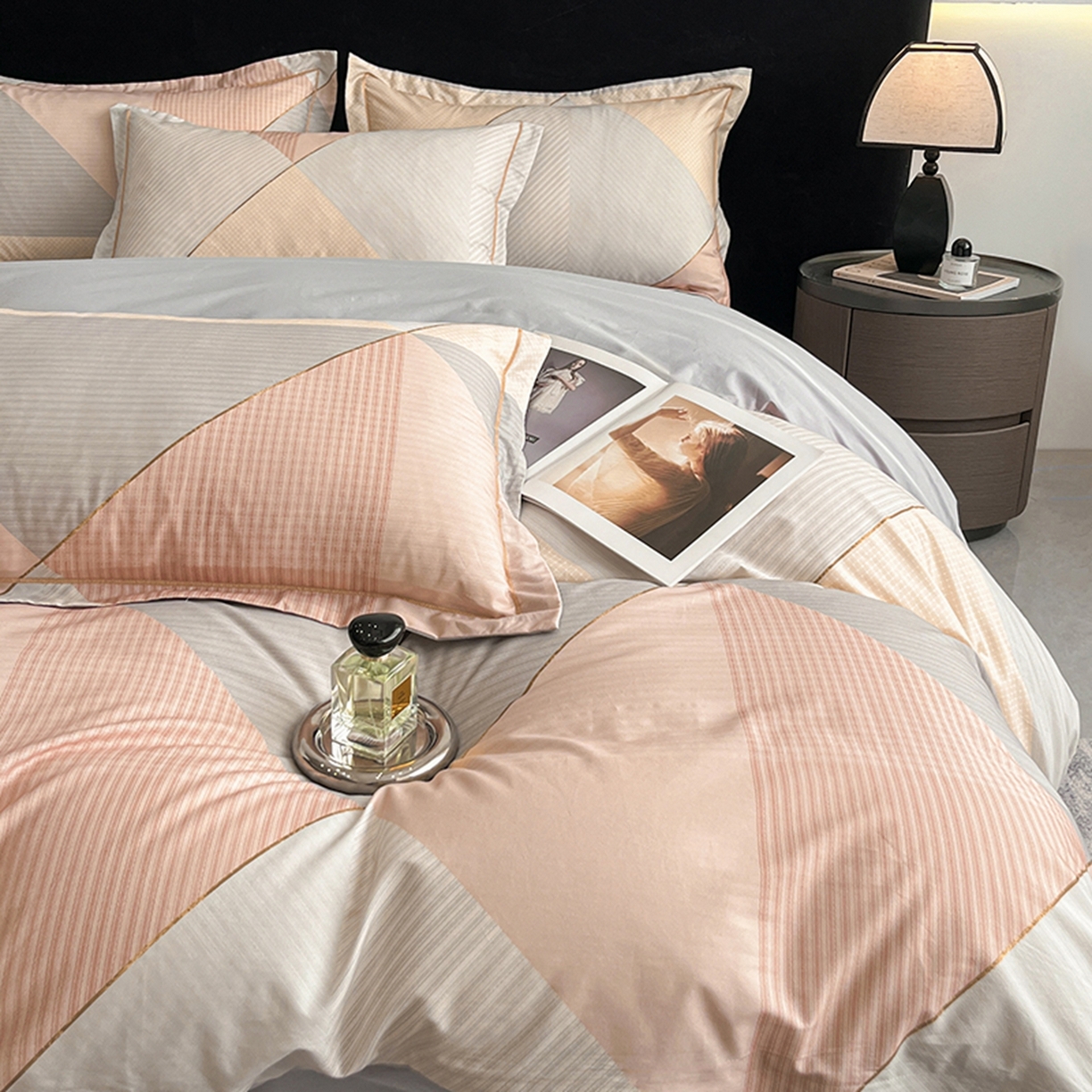 91家纺网 家纺一手货源 找家纺 格里芬家纺 2026新款全棉纯棉40S精梳棉13376印花四件套 司延-粉