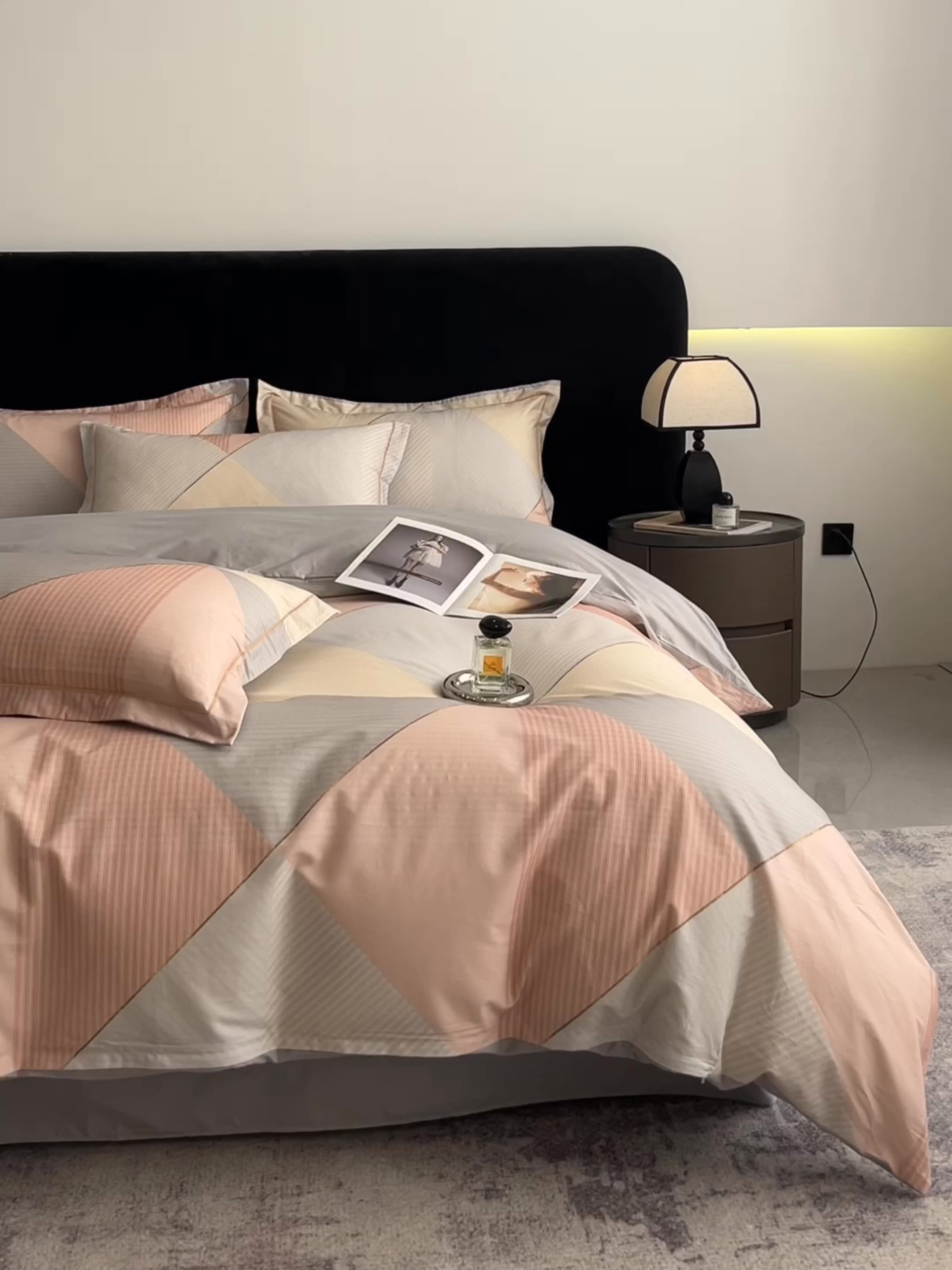 91家纺网 家纺一手货源 找家纺 格里芬家纺 2026新款全棉纯棉40S精梳棉13376印花四件套 司延-粉