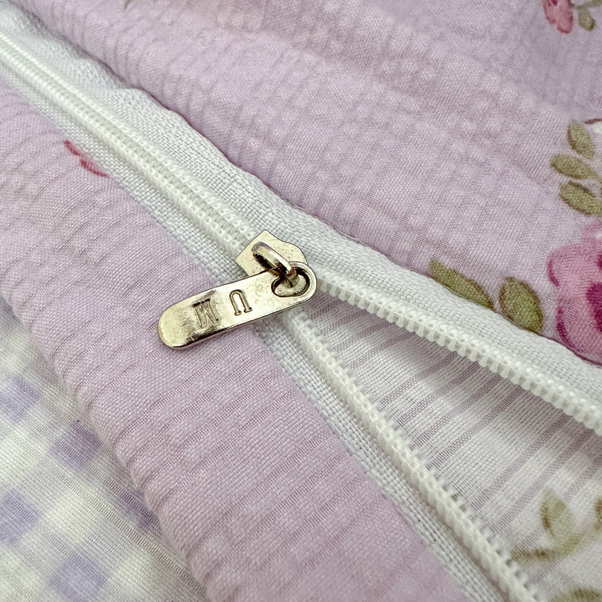 91家纺网 家纺一手货源 找家纺 奈颜 2026新款贴标款A类超柔泡芙纱印花四件套 猫团浅紫